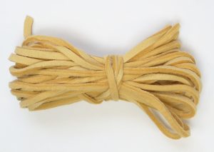 eine Docke Hirschlederband, sämischgegerbt